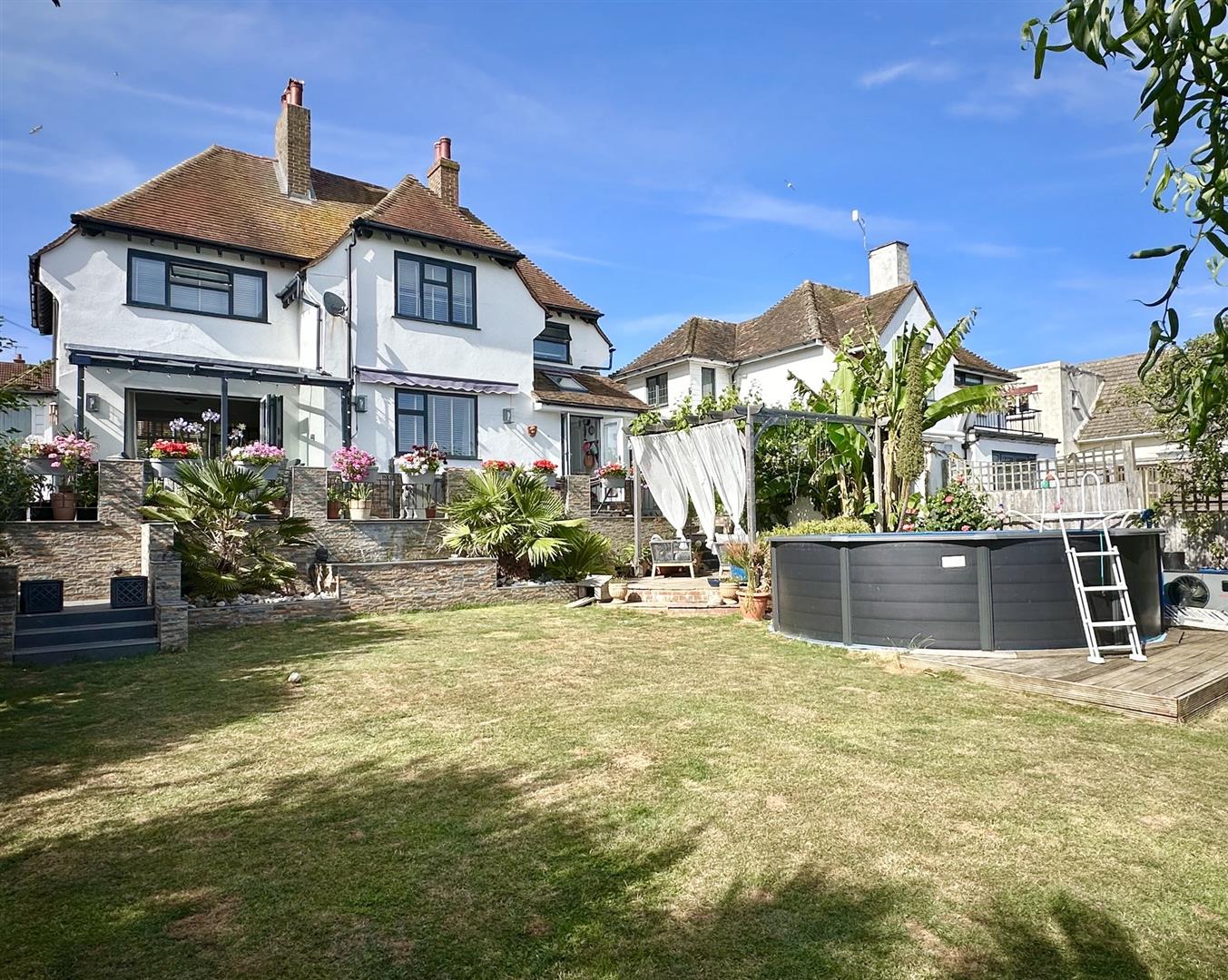 3 bed property in De La Warr Road, Bexhill-On-Sea